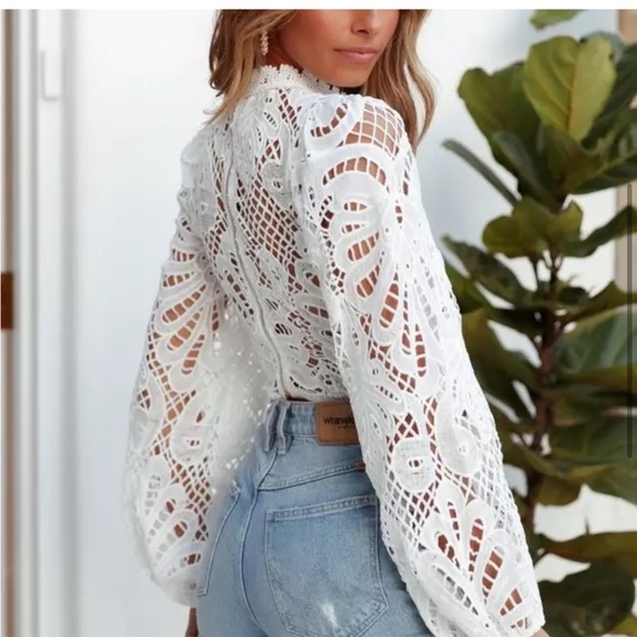 Cropped stand collar top, crafted in Intricate guipure lace. - Picture 4 of 8